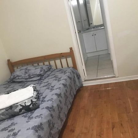 Monthly University Apartment-Elizabeth تورونتو المظهر الخارجي الصورة