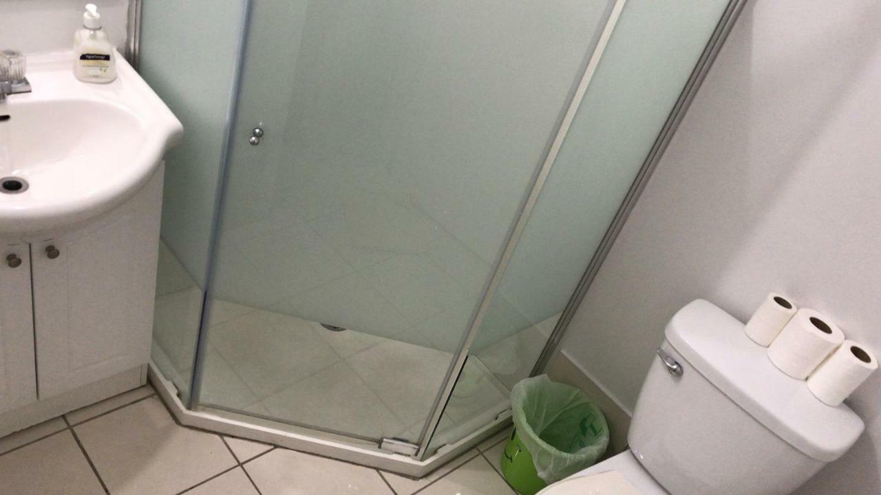 Monthly University Apartment-Elizabeth تورونتو المظهر الخارجي الصورة
